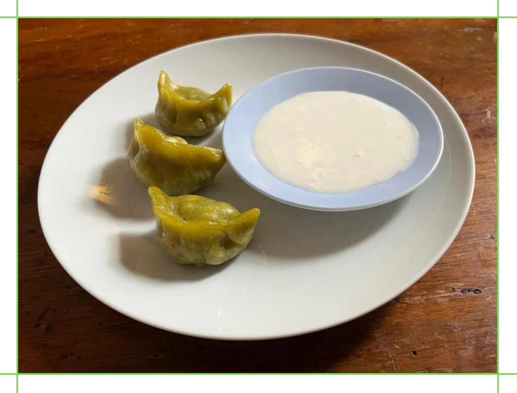 Gyoza verdi con salsiccia e friarielli, serviti con fondutina di pecorino