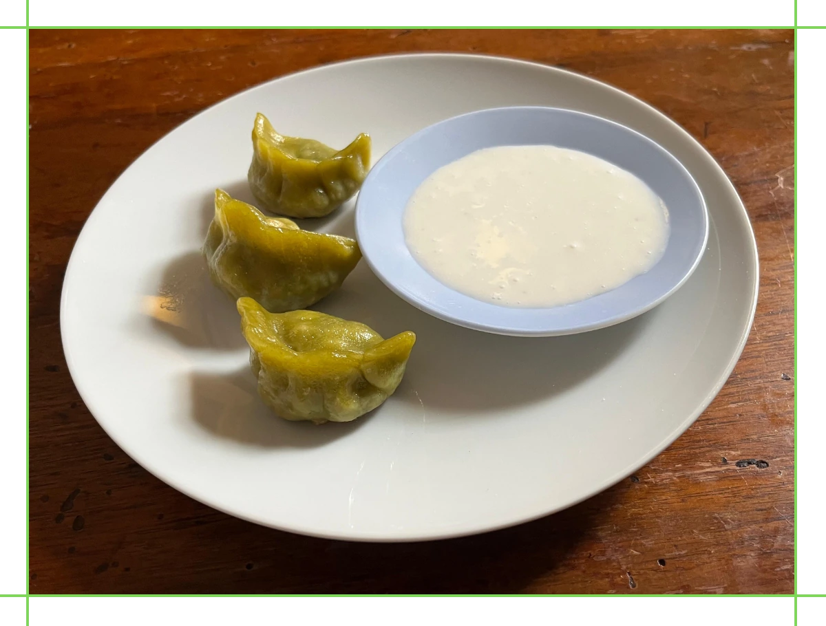 Gyoza verdi con salsiccia e friarielli, serviti con fondutina di pecorino