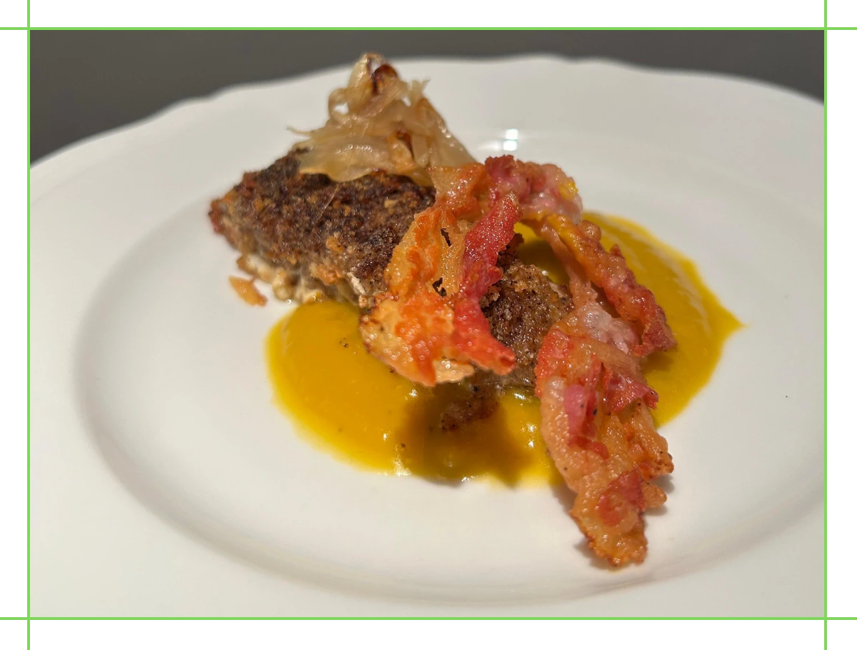 Baccalà gratinato al caffè con cipollata agrodolce su crema di zucca e patate