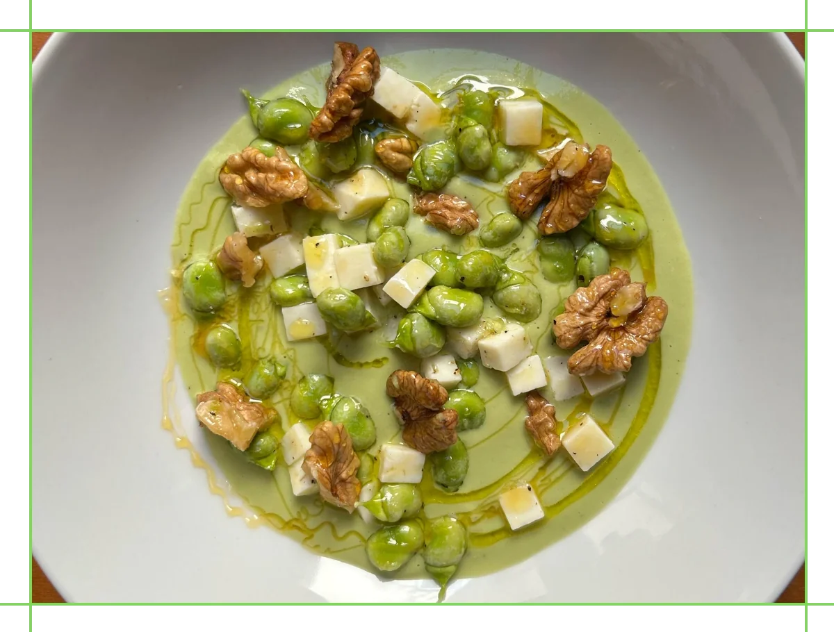 Crema di fave fresche con erbe toscane, primo sale, fave crude e noci