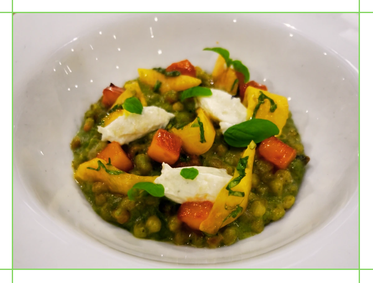 Fregola mantecata agli spinaci con zucca in due consistenze e quenelle di stracchino di capra
