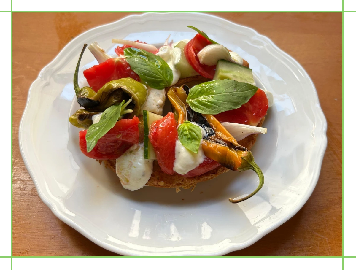 Frisella d’estate con tirokafteri e verdure bruciate