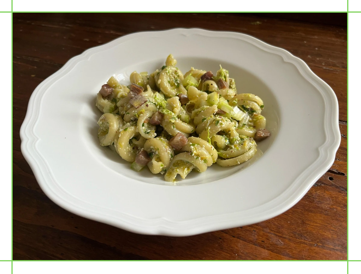 Fusilloni al pesto di foglie di sedano con insalatina di sedano e aringa affumicata