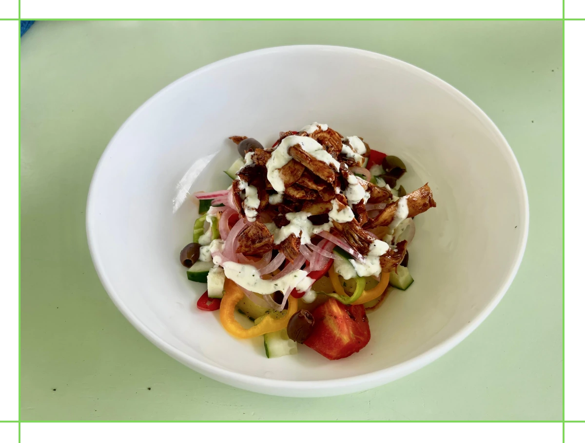 Insalata di pollo sfilacciato con patate, verdure fresche e salsa allo yogurt
