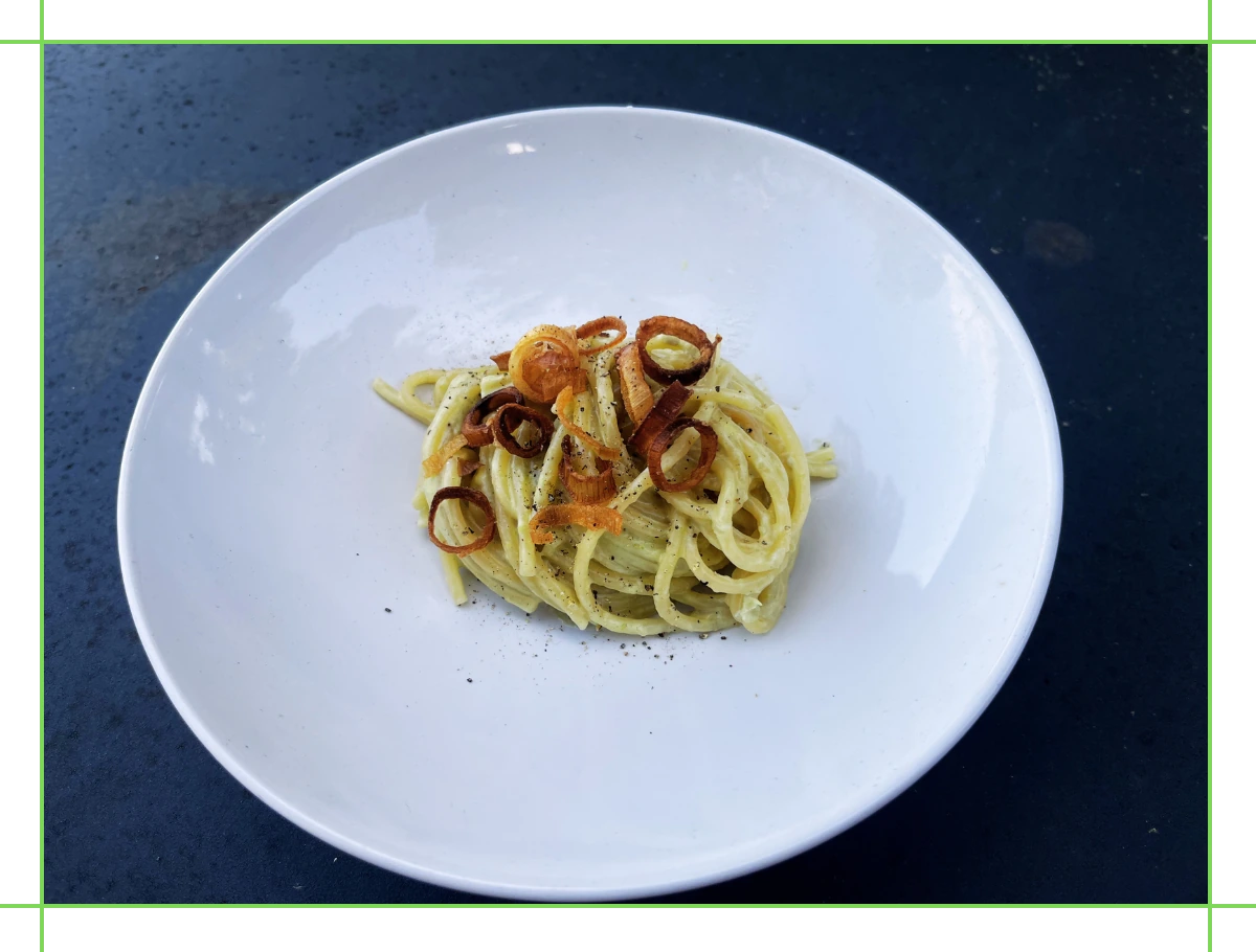 Spaghetti con crema di fave e cipollotto, cipollotto croccante