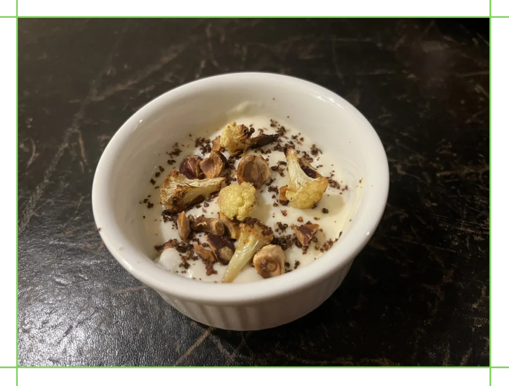 Uovo poché con crema di cavolfiore e grana, nocciole tostate, cavolfiore croccante e sommacco