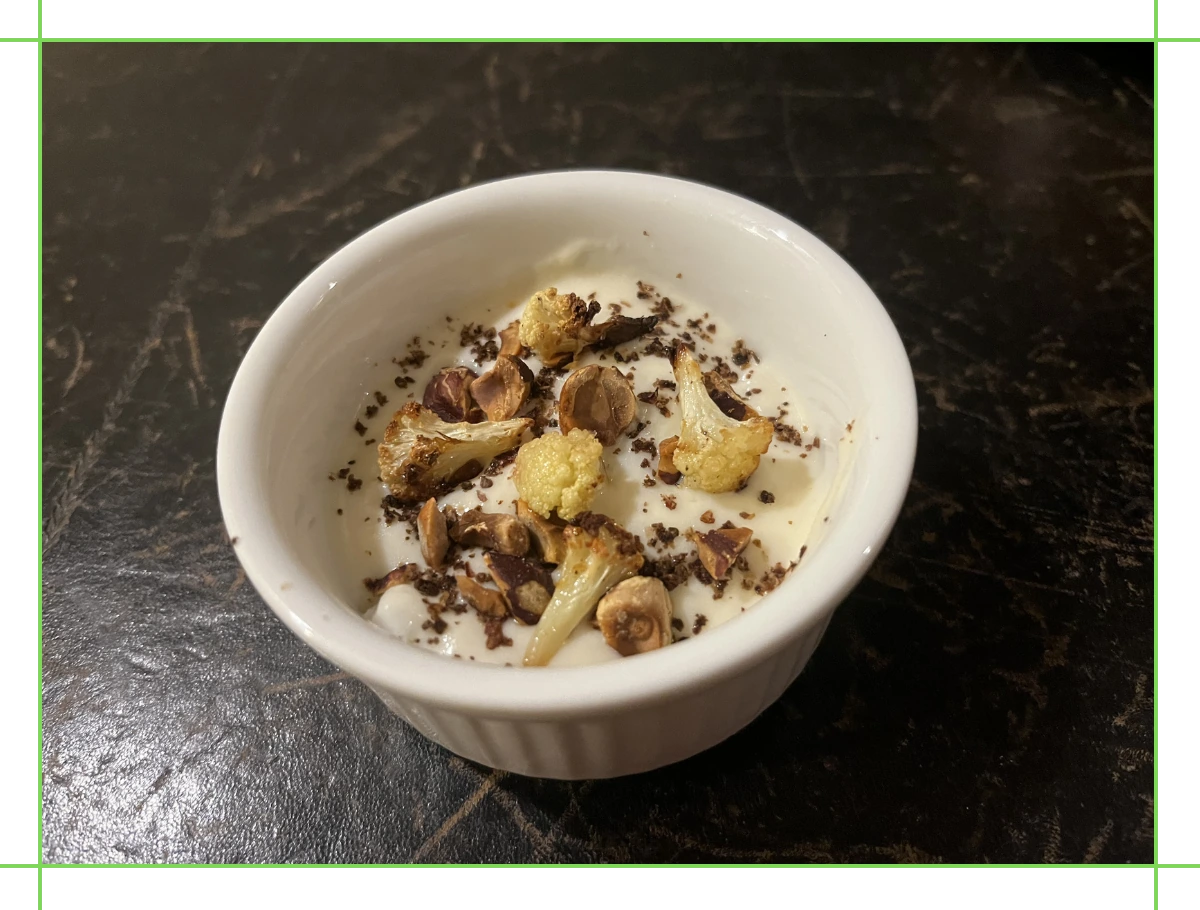 Uovo poché con crema di cavolfiore e grana, nocciole tostate, cavolfiore croccante e sommacco